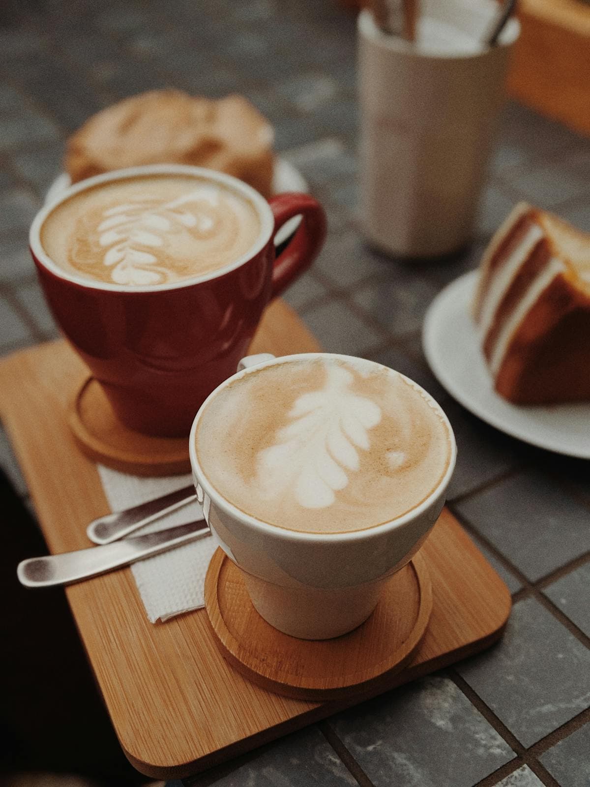 Persona preparando cafe con atencion en una manana tranquila