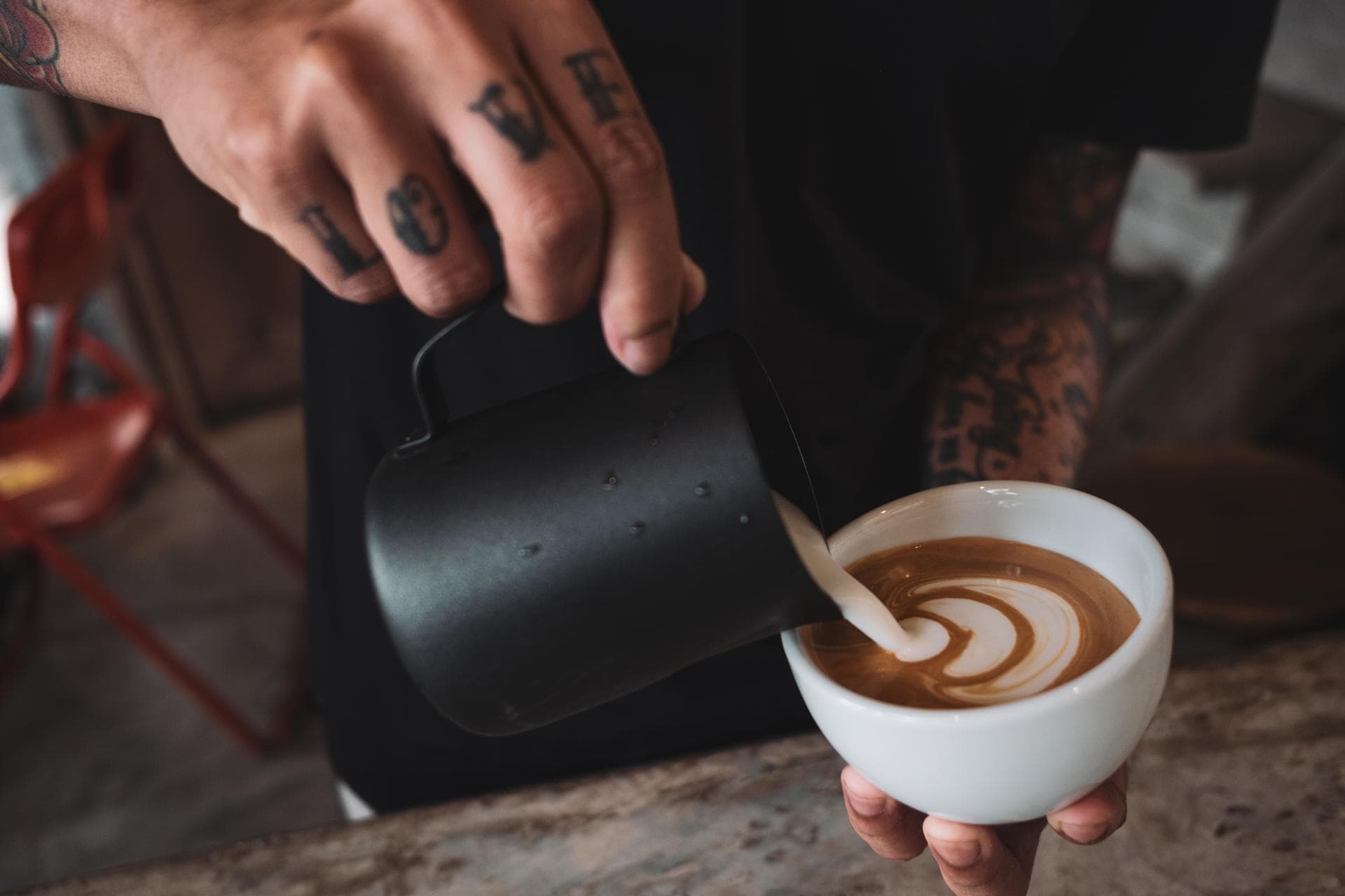 Barista preparando latte art