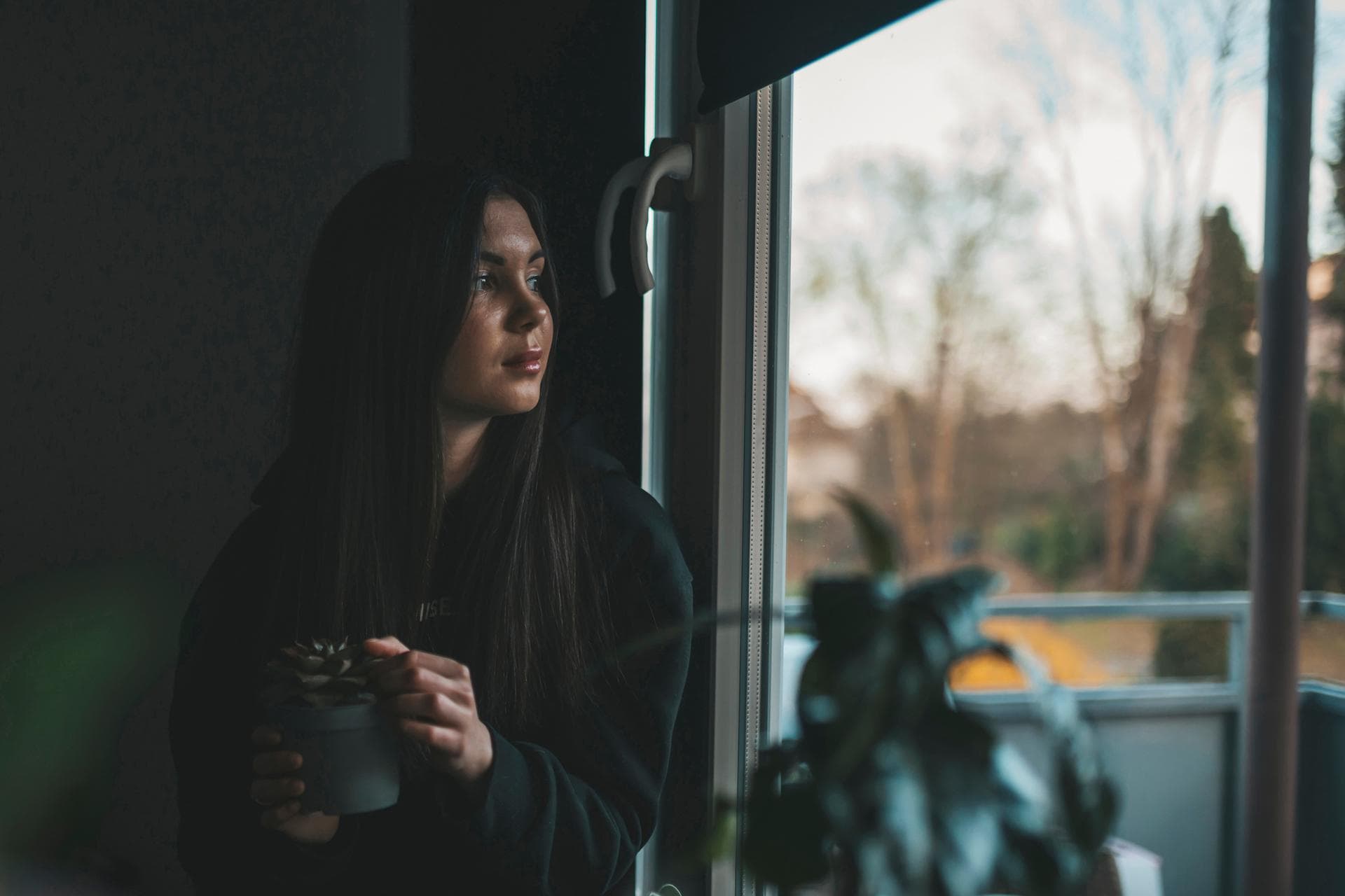 Persona disfrutando su cafe